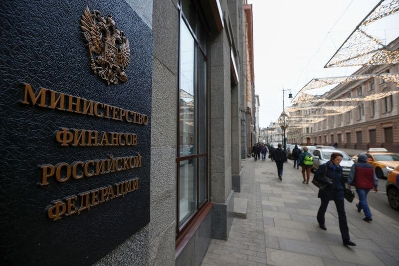 Минфин РФ обещает быть более сдержанным на рынке ОФЗ, допускает дальнейшее снижение доли нерезидентов От Reuters