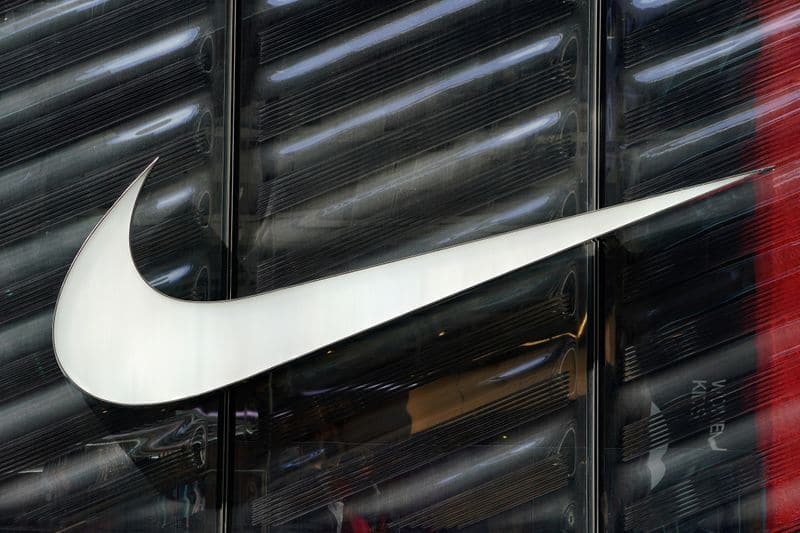Nike добилась остановки продаж "сатанинских кроссовок" От Reuters