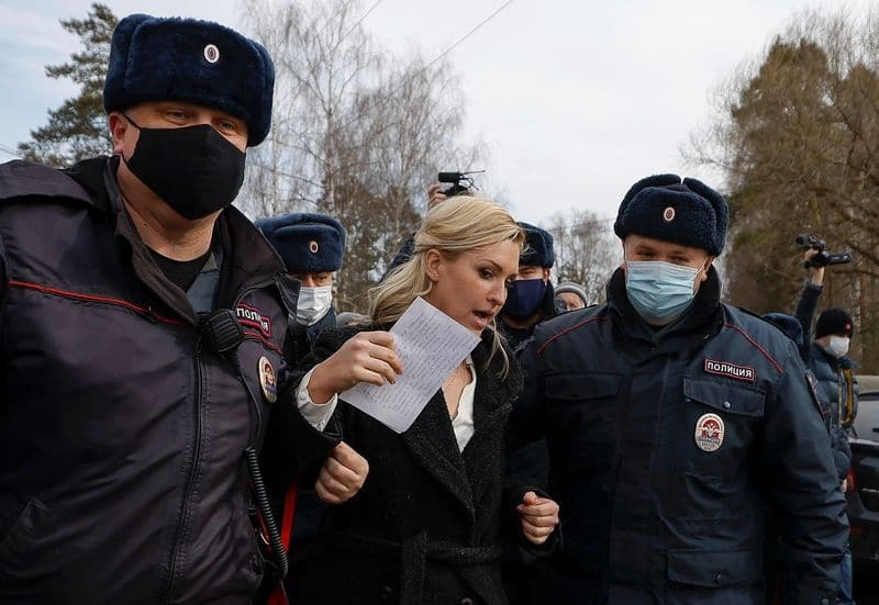 Полиция задержала девять человек у входа в колонию, где находится Навальный От Reuters