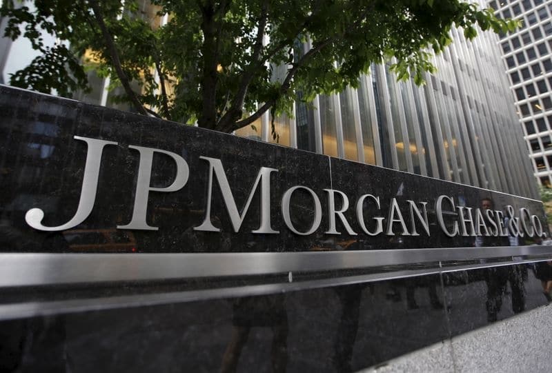 Прибыль JPMorgan резко выросла в 1 кв за счет выручки от торговли, инвестиционного банкинга От Reuters