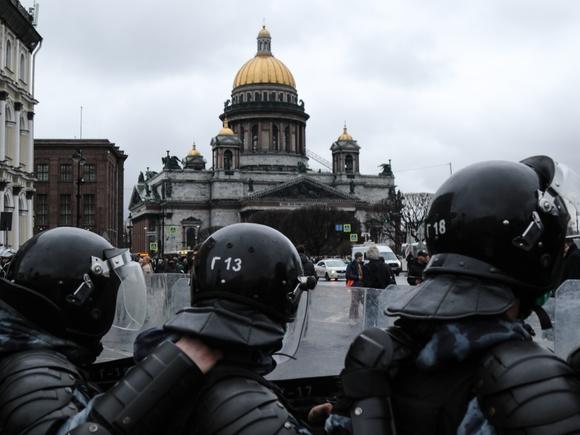Протестный Петербург: отрезать, заблокировать и бить электрошокером