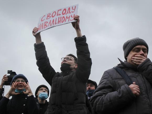 Протестный Петербург: отрезать, заблокировать и бить электрошокером