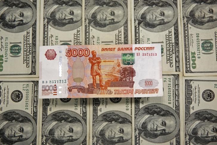 Рубль укрепился после решения ЦБ по ставке От Investing.com