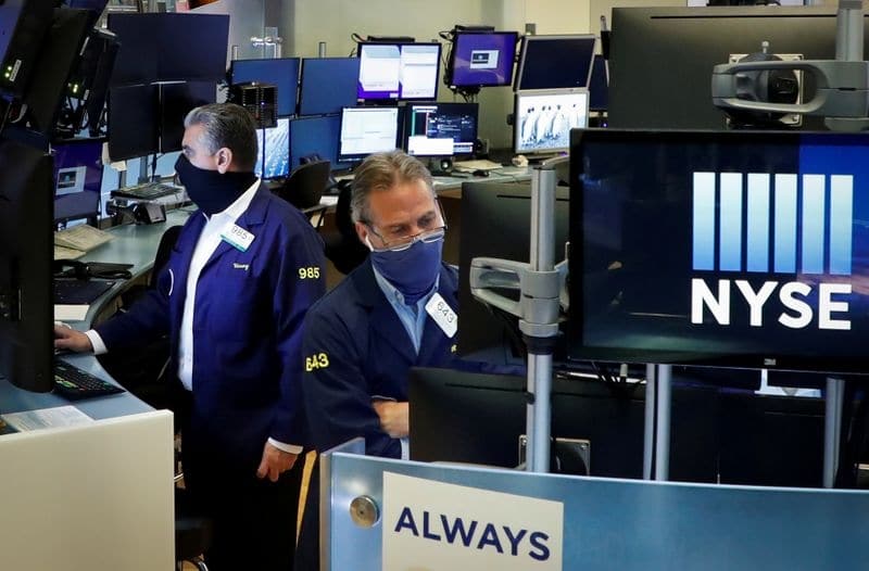 S&P 500 колеблется почти у исторического пика на фоне подъема банков и промсектора От Reuters