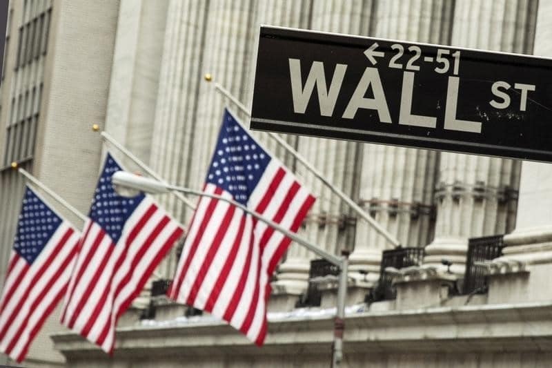 Уолл-стрит снижается, консолидируясь после рекордных пиков От Investing.com
