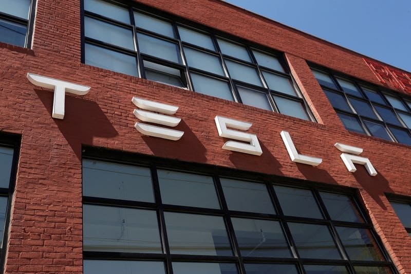 Выручка Tesla обогнала прогнозы Уолл-стрит благодаря продаже биткоинов, квот на выбросы От Reuters