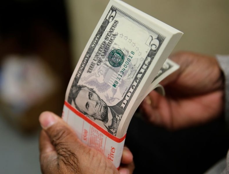 Доллар отстаивает позиции, завоеванные после неожиданного роста инфляции в США От Reuters