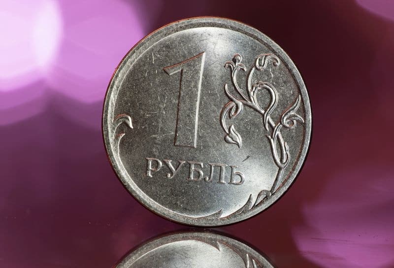 Дорожающий рубль замедлил укрепление От Reuters