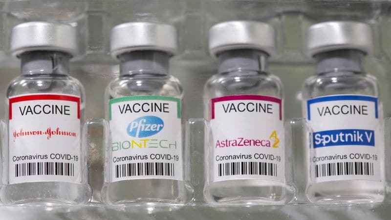Этический комитет Минздрава РФ не одобрил исследования вакцин от AstraZeneca и Спутник V От Reuters