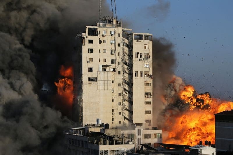 Израиль стягивает войска к границе сектора Газа на фоне ракетных обстрелов и авиаударов От Reuters