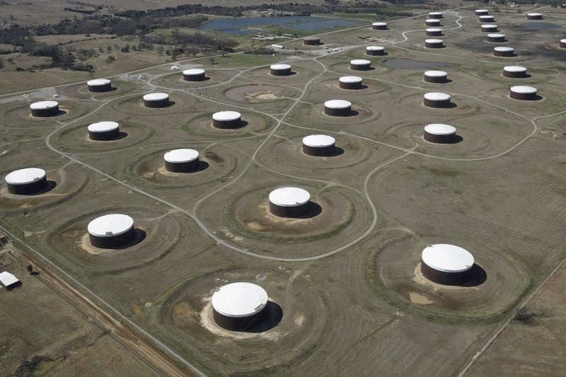 Нефть дешевеет на фоне ослабления тревог из-за отключения трубопроводов в США От Reuters