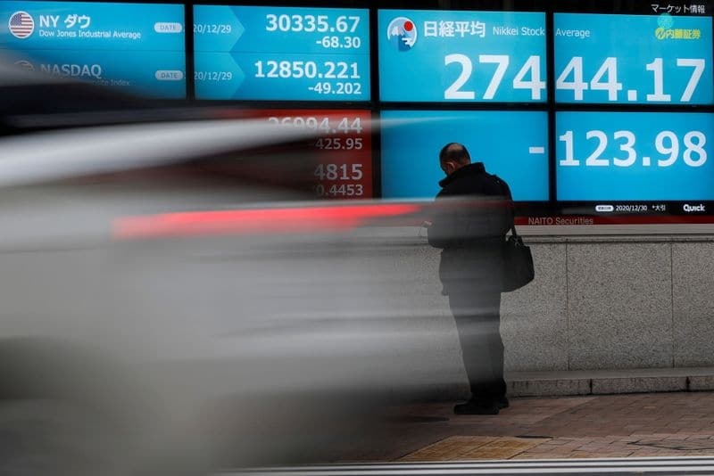 Nikkei упал на 3% из-за распродажи в техсекторе, опасений о пандемии От Reuters