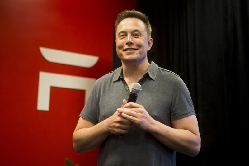Tesla отказалась продавать электромобили за биткоины От Investing.com