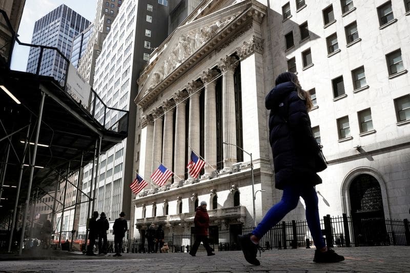 Уолл-стрит в минусе во главе с техсектором из-за опасений об инфляции От Reuters