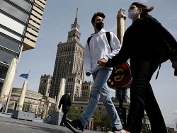 В Польше разрешили не носить маски на улице с 15 мая