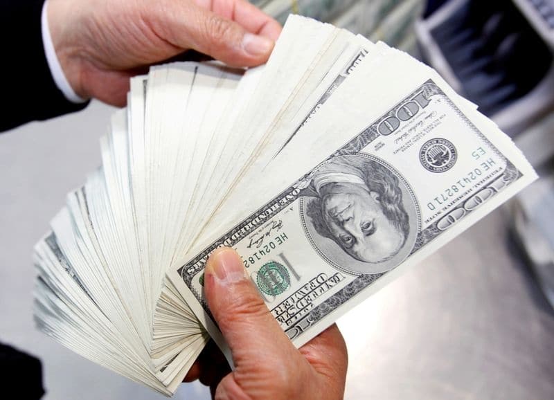 Доллар может показать максимальный за 4,5 года месячный рост, в фокусе - трудовая статистика От Reuters