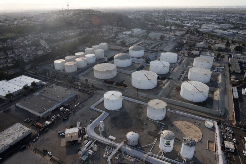 Нефть дешевеет на $1, опасения об экономике перевешивают сокращение предложения От Reuters