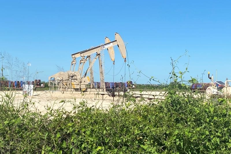 Нефть растет на фоне ожиданий дальнейшего сокращения запасов От Reuters