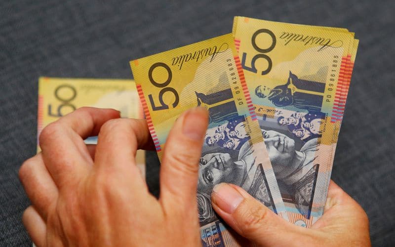 Австралийский доллар растет, облегчение ситуации с Evergrande поднимает настроение инвесторов От Reuters