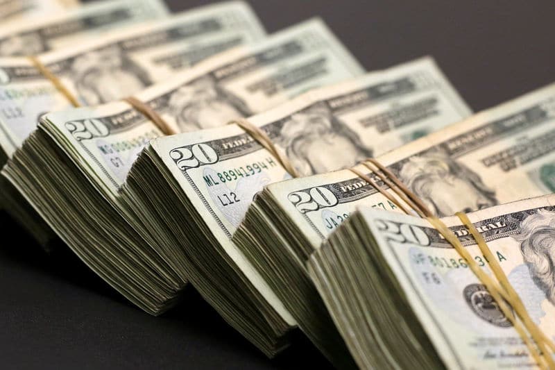 Доллар завершает неделю в выигрыше, пока евро борется за поддержку От Investing.com