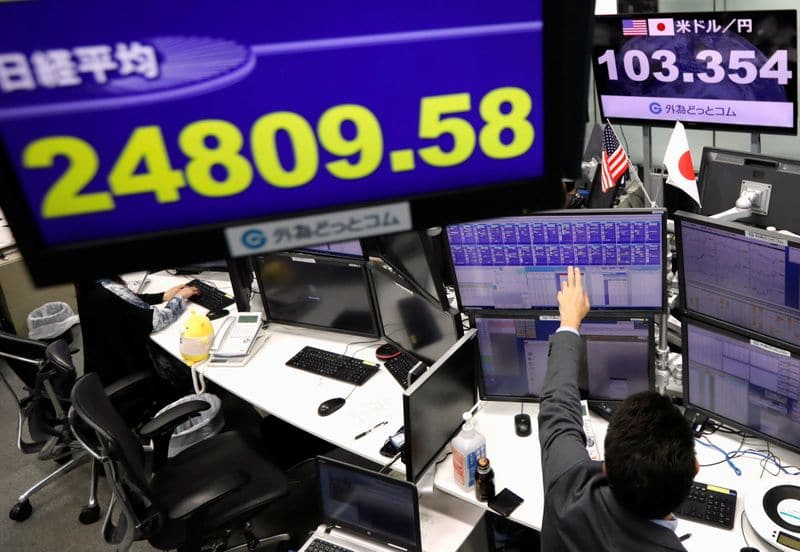 Японские акции закрылись снижением из-за фиксации прибыли после ралли От Reuters
