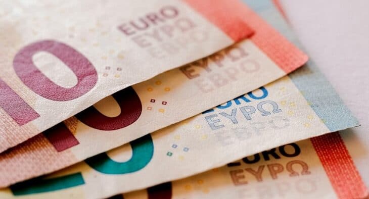 Курс евро к рублю стремится к отметке 84,50 руб