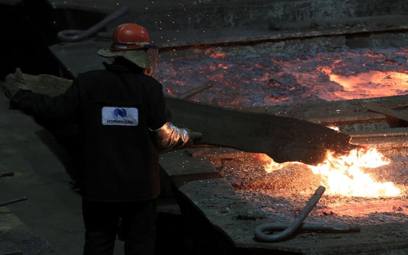 Минфин РФ нашел два способа забрать "сверхприбыль" металлургов -- источники От Reuters