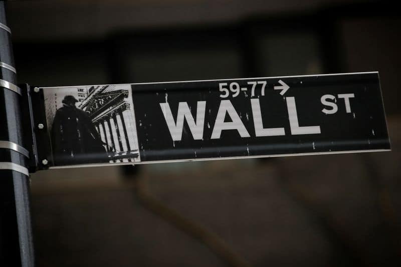 Nasdaq снижается из-за техсектора; Dow в плюсе благодаря банкам От Reuters