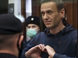 Навальный воюет с коррупцией из зоны. Режиссер за кулисами