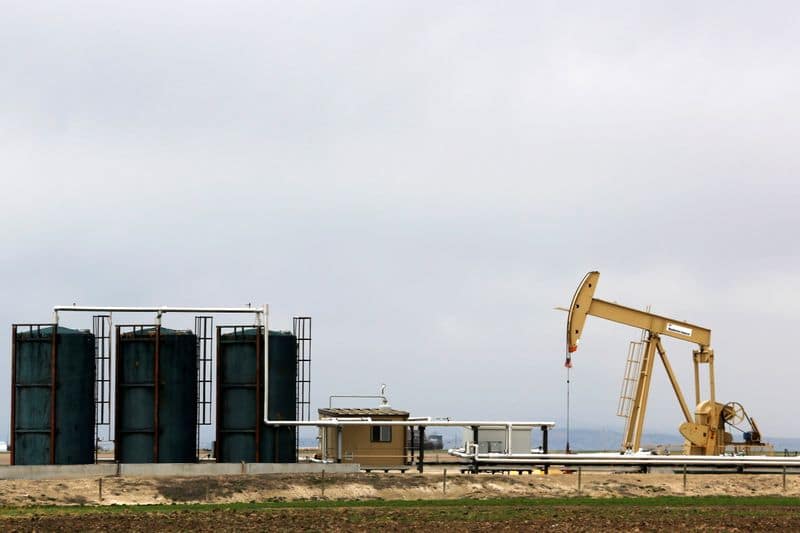 Нефть снижается, поставки в США медленно восстанавливаются От Reuters