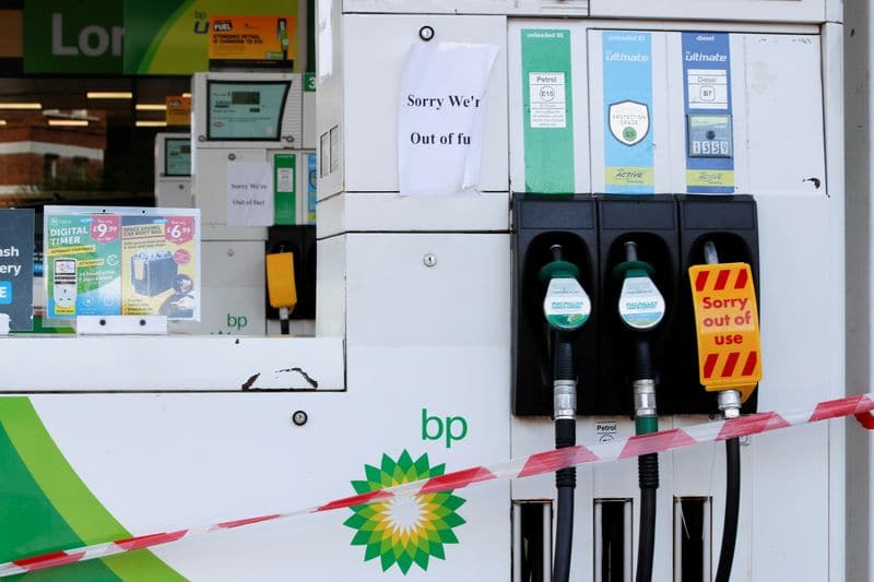 Почти на трети автозаправочных станций BP в Британии закончился бензин От Reuters