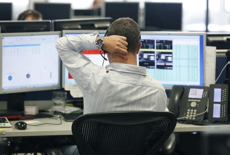 S&P 500, Dow снижаются на фоне замедления роста числа рабочих мест От Reuters