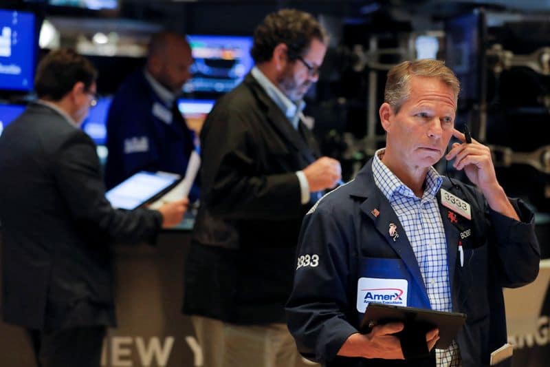 Уолл-стрит снижается из-за слабых экономических данных От Reuters