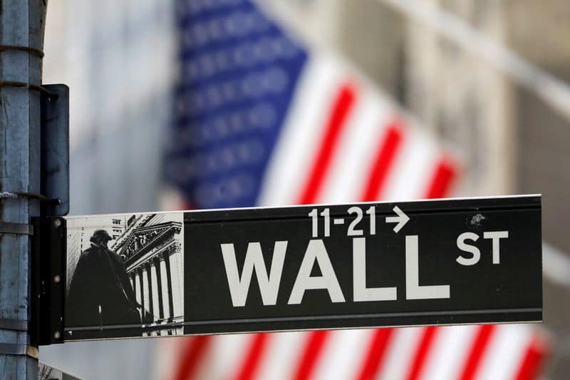Уолл-стрит снижается на фоне неопределенности в отношении налогов, падения техсектора От Reuters