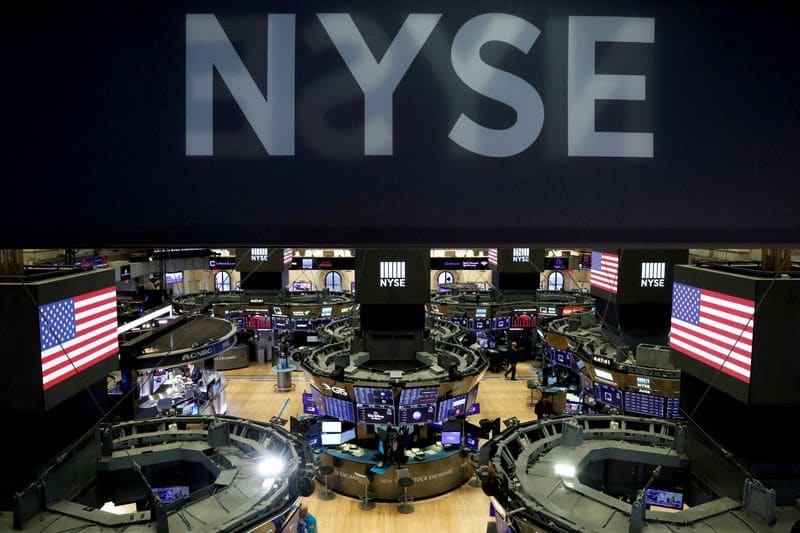 Уолл-стрит снижается на фоне опасений о замедлении роста экономики От Reuters
