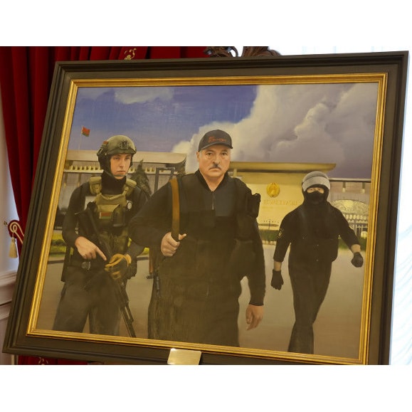 В резиденции Лукашенко выставили картину, где он с автоматом