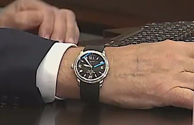 В Твиттере предположили, что Путин "проголосовал" еще 10 сентября — выдали часы на руке