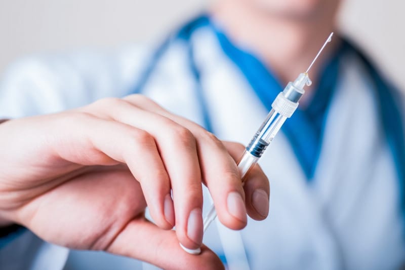 Запад политизирует одобрение российской вакцины от ковида, не думая о гражданах