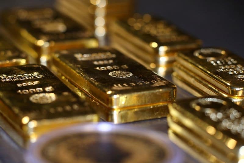 Золото дорожает за счет ослабления доллара перед трудовой статистикой США От Reuters
