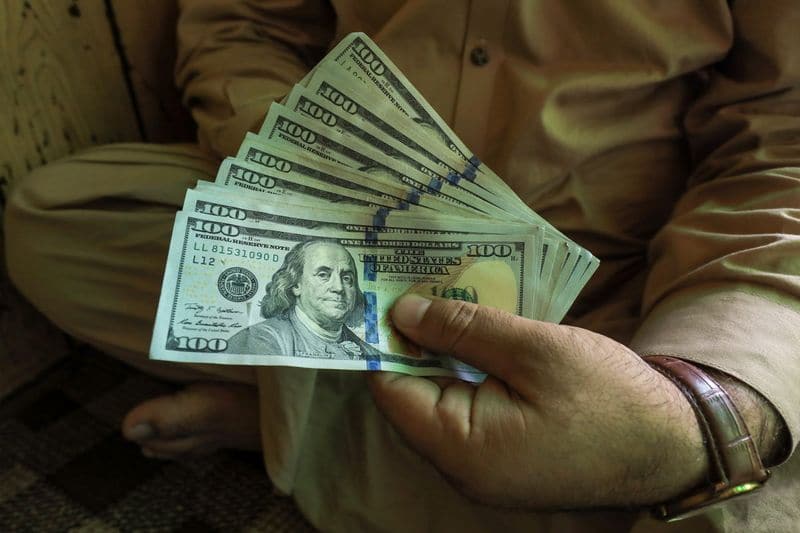 АНАЛИЗ:"Идеальный шторм" поднял доллар над падающими рынками От Reuters