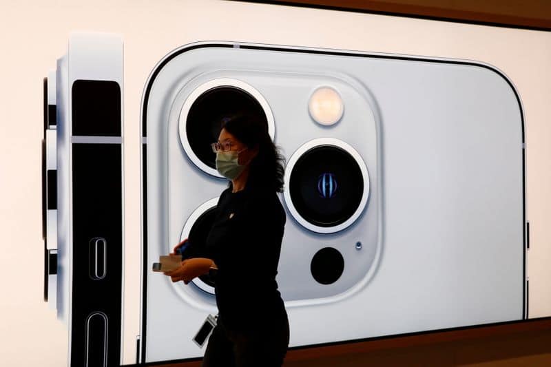 Apple может сократить выпуск iPhone 13 из-за нехватки чипов -- Bloomberg От Reuters