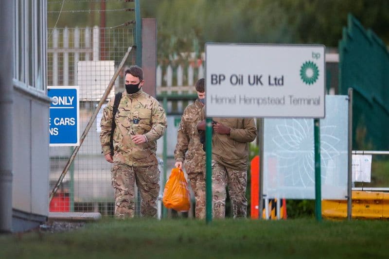 Британская армия начала доставку топлива на автозаправочные станции От Reuters