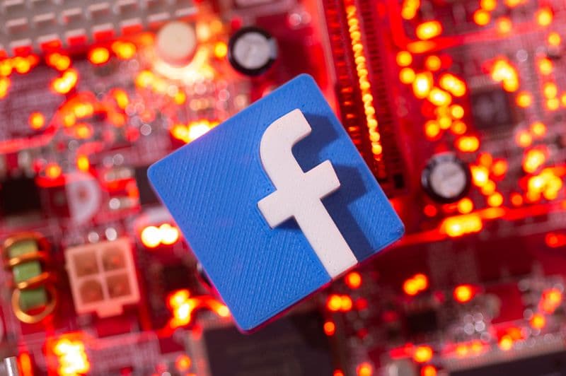 Facebook начал удалять контент по требованию Роскомнадзора От Reuters