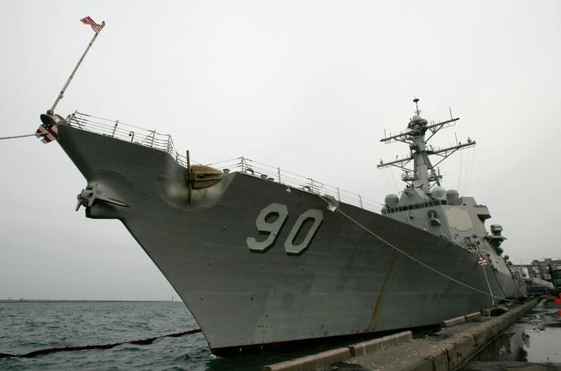 Российский корабль вытеснил эсминец США в Японском море -- СМИ От Reuters