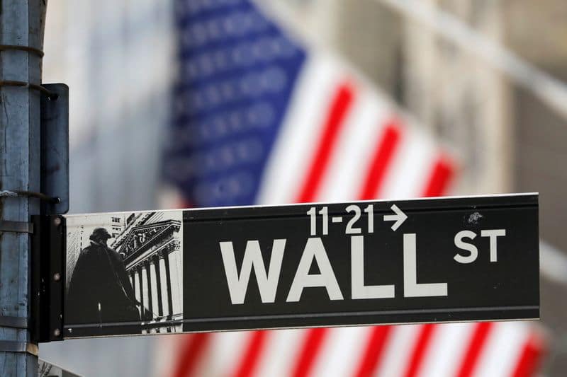 Уолл-стрит перешла к снижению из-за опасений по поводу потолка госдолга США От Reuters