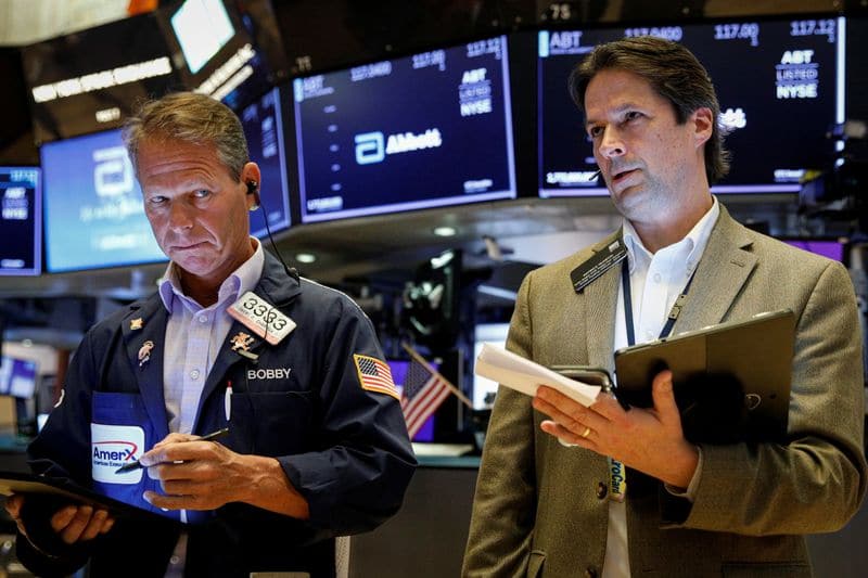 Уолл-стрит растет, оптимистичная отчетность разжигает аппетит к риску От Reuters