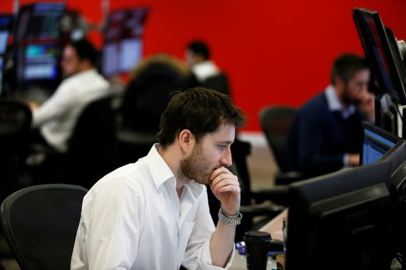 Уолл-стрит снизилась вслед за банками в преддверии сезона отчетности От Reuters