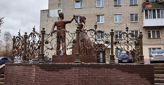 Жителей Нижегородской области напугал памятник молодоженам у ЗАГСа