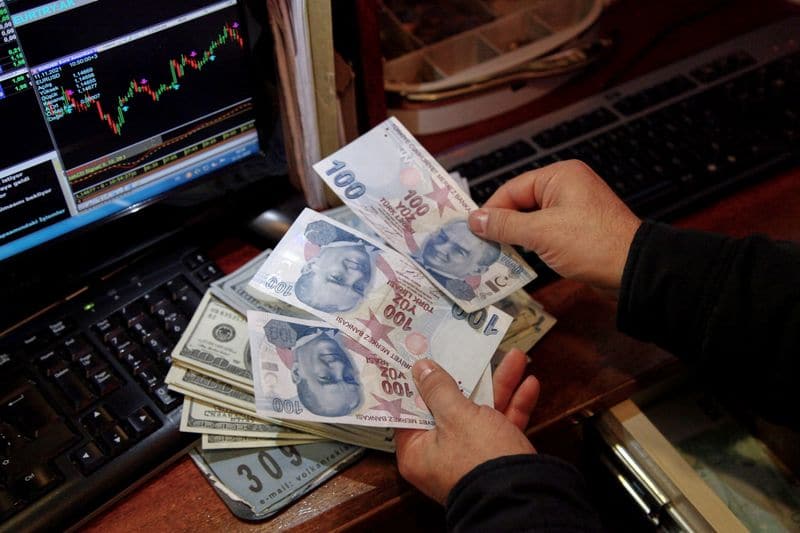 Акции снова снижаются; турецкая лира стремится прервать ралли потерь От Reuters