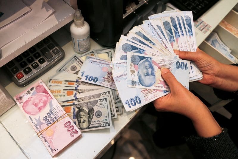 EMERGING MARKETS-Лира падает из-за инфляции, акции в минусе перед решением ФРС От Reuters